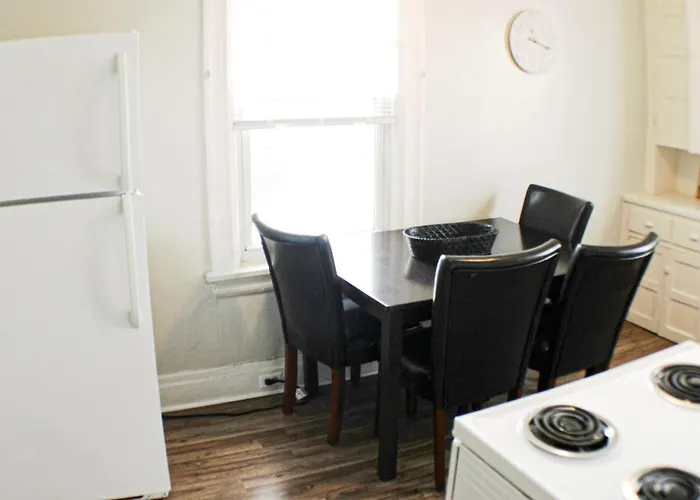 Steps Away From Hospital - 2 Queen Bed - View Apartment *