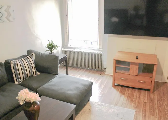 Steps Away From Hospital - 2 Queen Bed - View Apartment