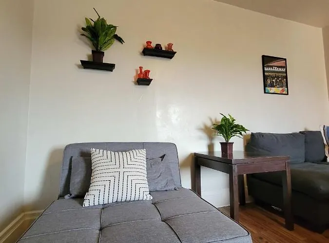 Steps Away From Hospital - 2 Queen Bed - View Apartment Pittsburgh