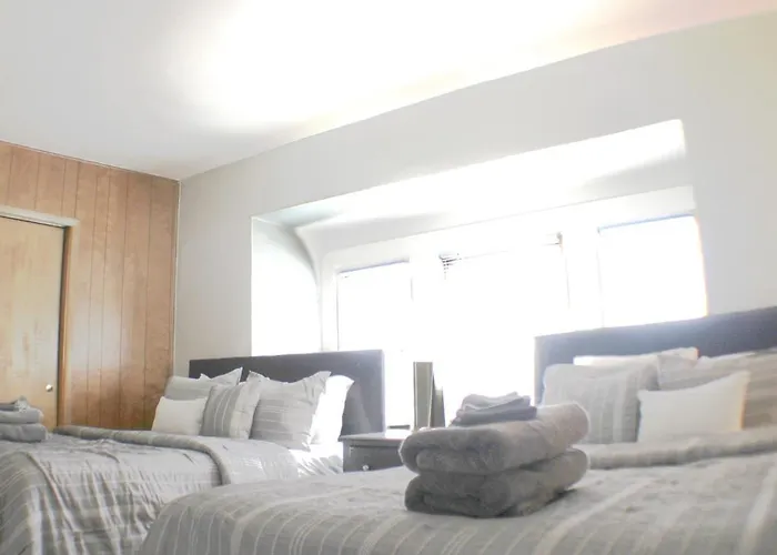 Steps Away From Hospital - 2 Queen Bed - View * Pittsburgh