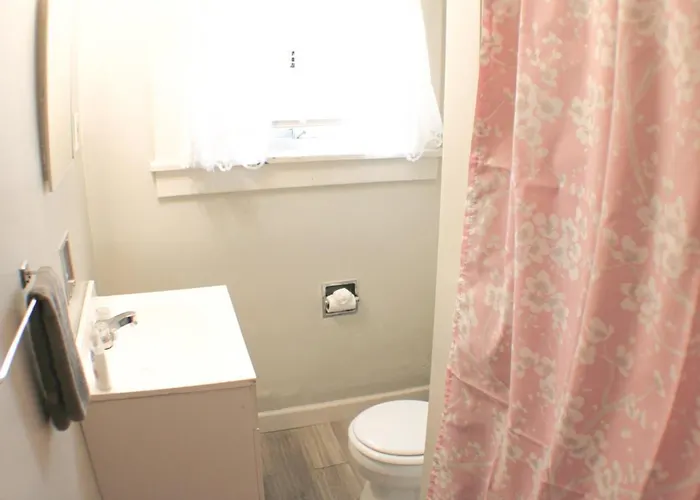 Steps Away From Hospital - 2 Queen Bed - View Pittsburgh