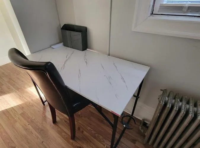 Steps Away From Hospital - 2 Queen Bed - View Apartment Pittsburgh