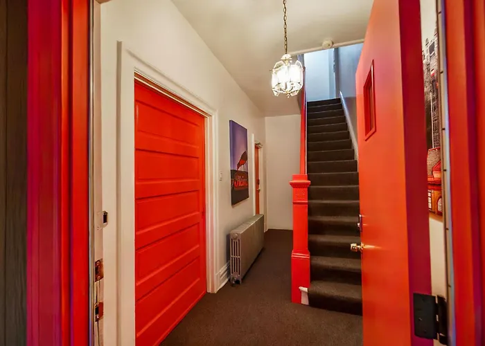 Steps Away From Hospital - 2 Queen Bed - View Apartment